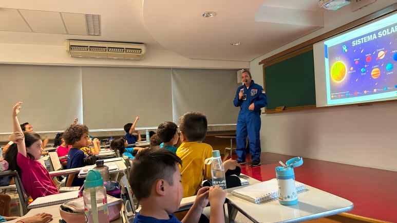 Estudantes do Poliedro durante uma aula sobre OBA, Olimpíadas Brasileira de Astronomia e Astronáutica