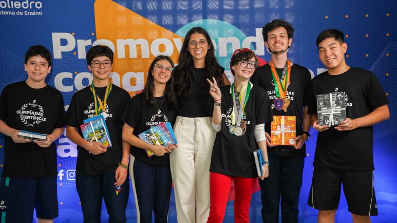 Estudantes do Poliedro durante a premiação Destaques Olímpicos, evento do Colégio para celebrar as conquistas olímpicas do ano